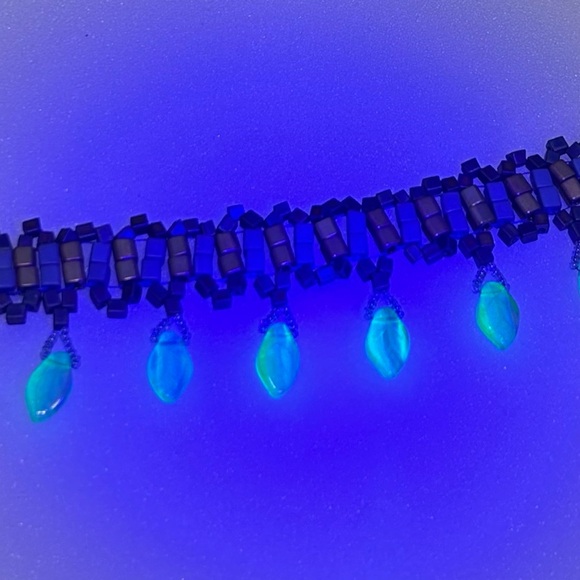 Toggle Glass Bead Bracelet Gold Tone Uranium Glass Leaves Dangle 7” - Picture 8 of 8